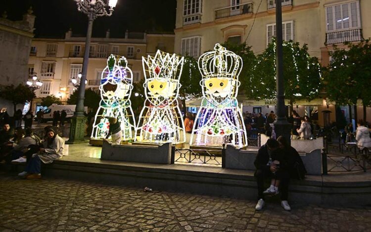 Detalle del alumbrado navideño en la capital gaditana / FOTO: Eulogio García