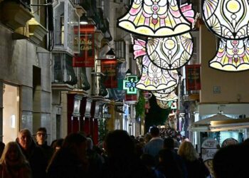 Una calle comercial de Cádiz abarrotada en diciembre / FOTO: Eulogio García