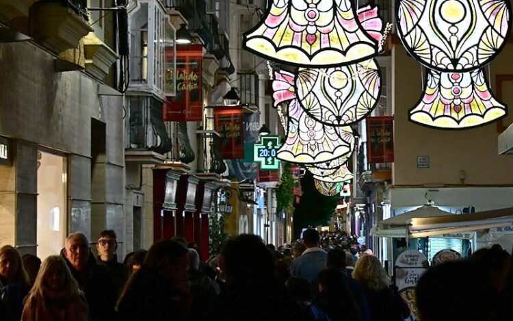 Una calle comercial de Cádiz abarrotada en diciembre / FOTO: Eulogio García