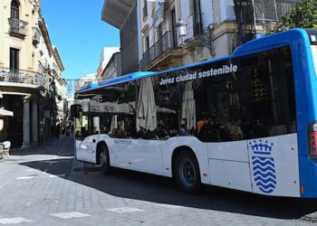 Uno de los nuevos autobuses circulando por la ZBE / FOTO: Ayto.