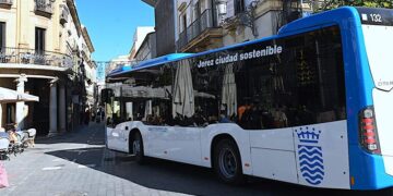 Uno de los nuevos autobuses circulando por la ZBE / FOTO: Ayto.