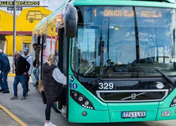 Bus urbano cargando y descargando / FOTO: Ayto.