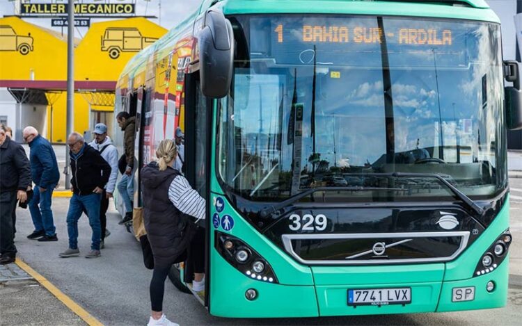 Bus urbano cargando y descargando / FOTO: Ayto.