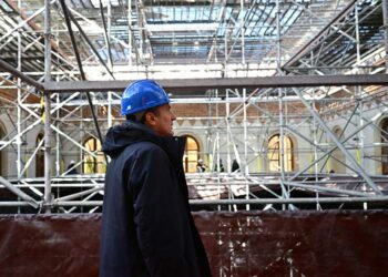 El alcalde curiosea el estado de la montera / FOTO: Eulogio García