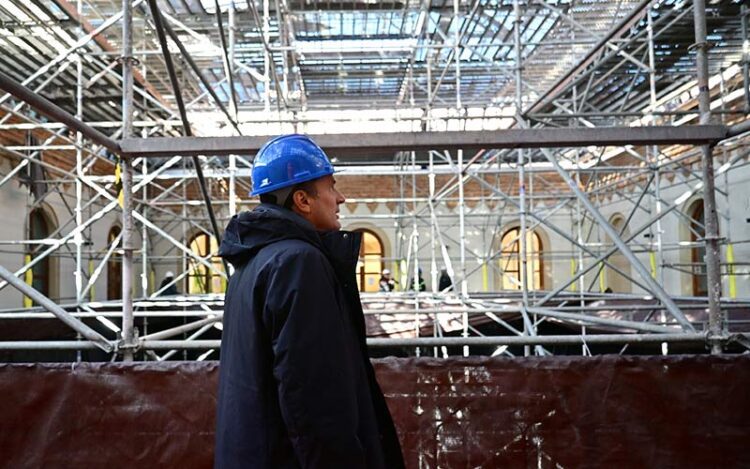 El alcalde curiosea el estado de la montera / FOTO: Eulogio García