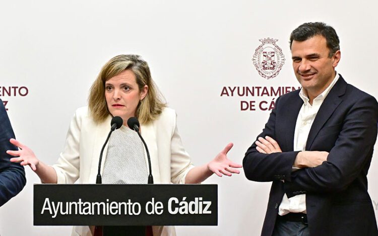 Una pasada rueda de prensa de la concejala de Hacienda y el alcalde / FOTO: Eulogio García