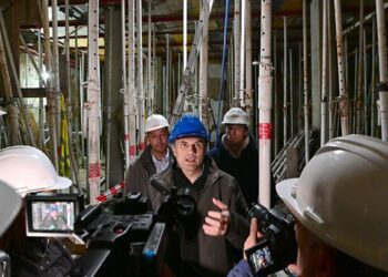 El alcalde comparece ante los medios entre puntales / FOTO: Eulogio García