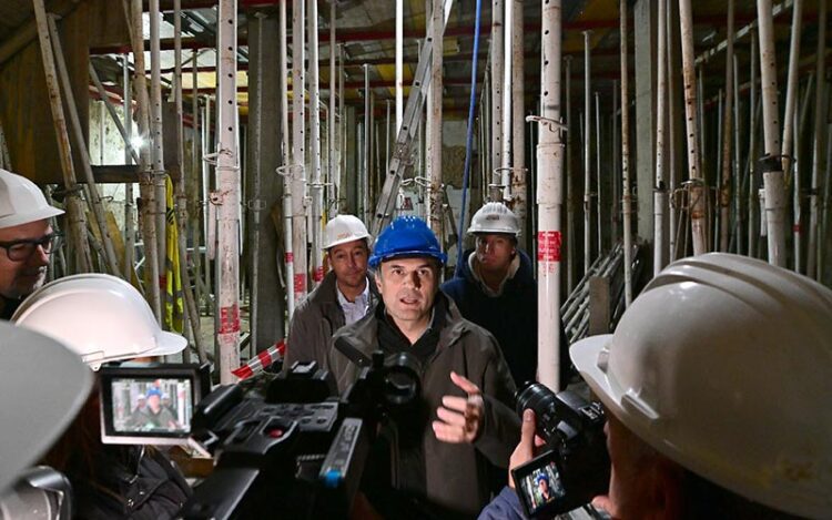 El alcalde comparece ante los medios entre puntales / FOTO: Eulogio García