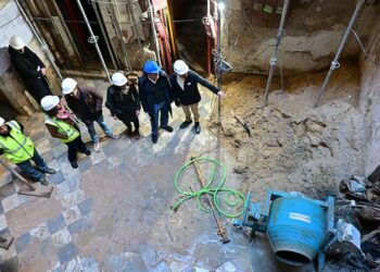 Los técnicos guían a los políticos entre puntales / FOTO: Eulogio García