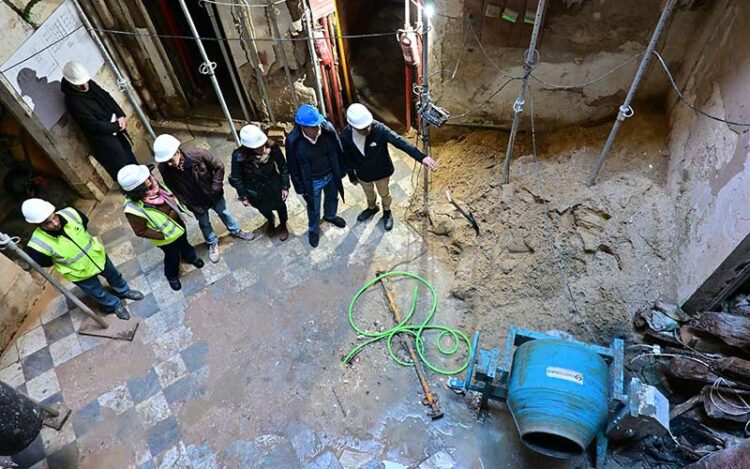 Los técnicos guían a los políticos entre puntales / FOTO: Eulogio García