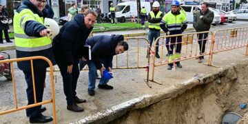 El alcalde y Cossi se asoman a una de las zanjas / FOTO: Eulogio García
