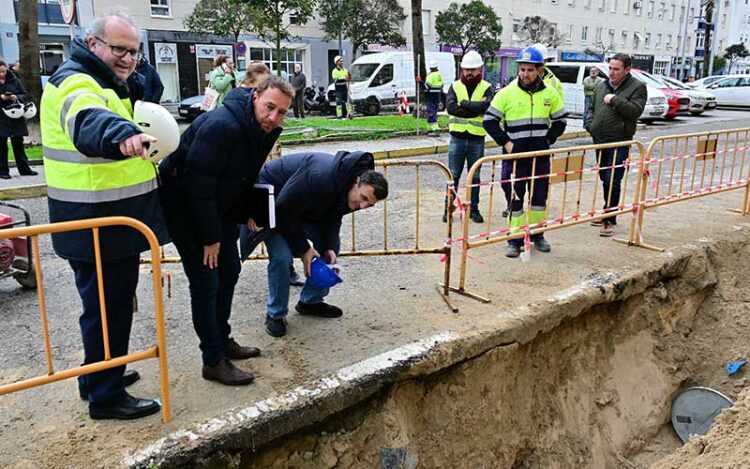 El alcalde y Cossi se asoman a una de las zanjas / FOTO: Eulogio García