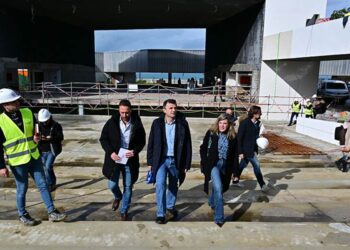 La comitiva del alcalde se asoma a la obra del Teatro del Parque / FOTO: Eulogio García