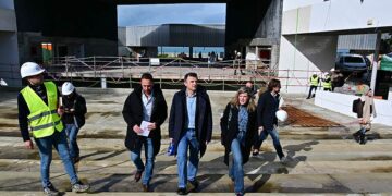 La comitiva del alcalde se asoma a la obra del Teatro del Parque / FOTO: Eulogio García