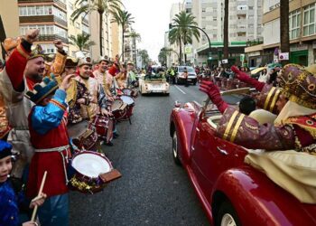 El rey Baltasar de 2025 saludando a su llegada a la cabalgata de Cádiz / FOTO: Eulogio García