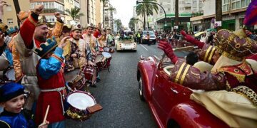 El rey Baltasar de 2025 saludando a su llegada a la cabalgata de Cádiz / FOTO: Eulogio García