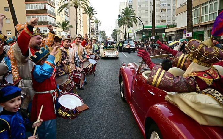 El rey Baltasar de 2025 saludando a su llegada a la cabalgata de Cádiz / FOTO: Eulogio García