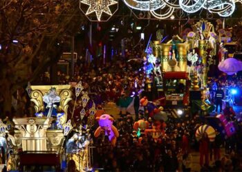 La cabalgata llegando a las Puertas de Tierra / FOTO: Eulogio García