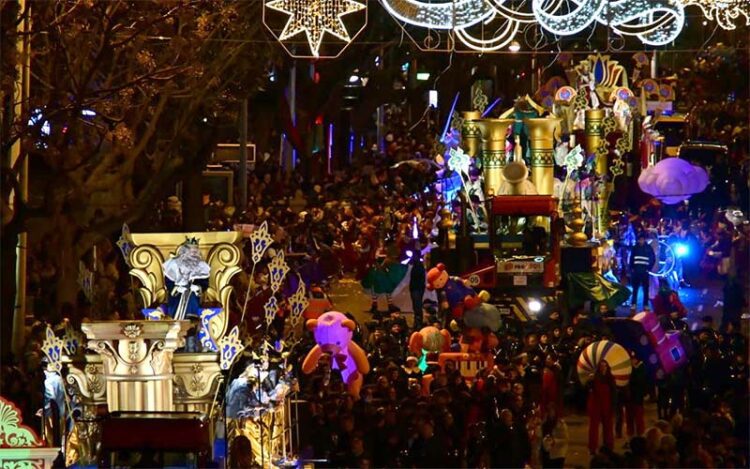 La cabalgata llegando a las Puertas de Tierra / FOTO: Eulogio García