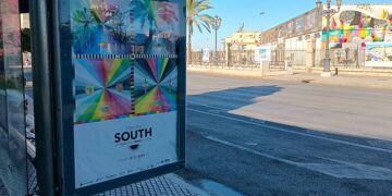 Cartel de la edición de 2025 en una parada de bus / FOTO: DBC