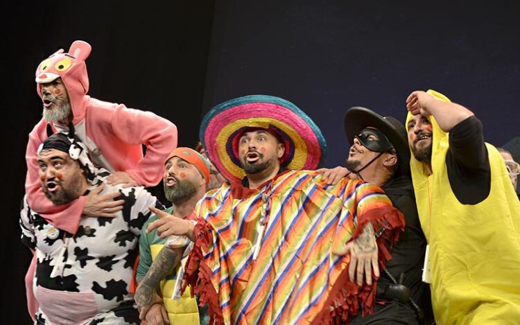 Chirigota liándola en las tablas del Falla en 2025 / FOTO: DBC