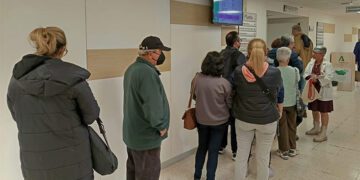Una de las colas diarias para reclamar pruebas y resultados / FOTO: CCOO