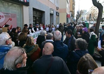 Concentración solidaria en la avenida / FOTO: Eulogio García