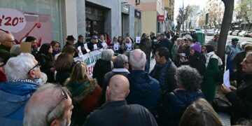 Concentración solidaria en la avenida / FOTO: Eulogio García