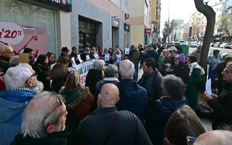 Concentración solidaria en la avenida / FOTO: Eulogio García