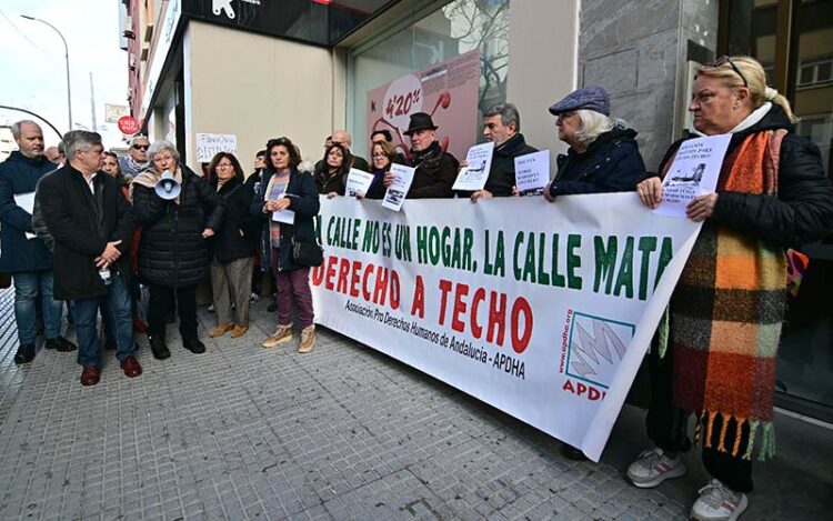 Concentrados días atrás para denunciar la situación de las personas sin hogar / FOTO: Eulogio García