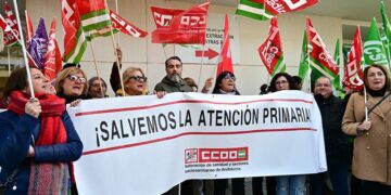 Una pasada concentración por la sanidad pública en Cádiz, tras la pancarta de CCOO / FOTO: Eulogio García