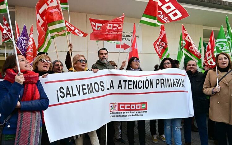 Una pasada concentración por la sanidad pública en Cádiz, tras la pancarta de CCOO / FOTO: Eulogio García