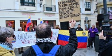 Concentrados en el centro de la capital gaditana / FOTO: Eulogio García