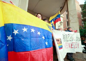 Concentrados tratando de esquivar la lluvia en uno de los soportales frente a Simón Bolívar / FOTO: Ereagafoto