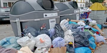 Nuevos bombos rodeados de bolsas fuera / FOTO: PSOE