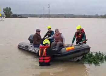 El dispositivo de la Guardia Civil trasladando a familias / FOTO: Guardia Civil