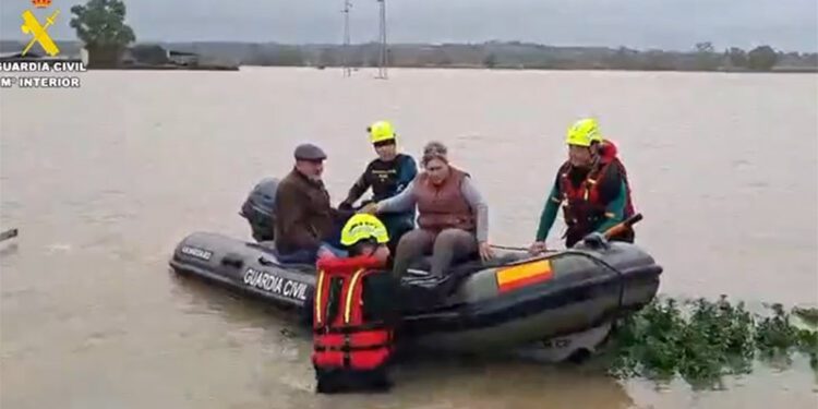 El dispositivo de la Guardia Civil trasladando a familias / FOTO: Guardia Civil