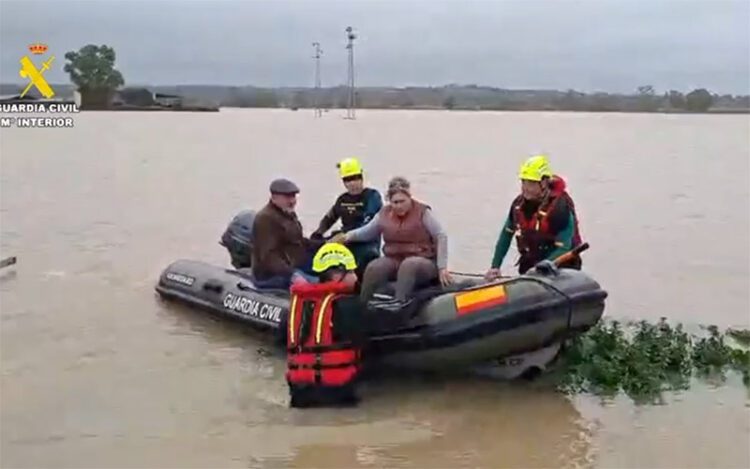 El dispositivo de la Guardia Civil trasladando a familias / FOTO: Guardia Civil