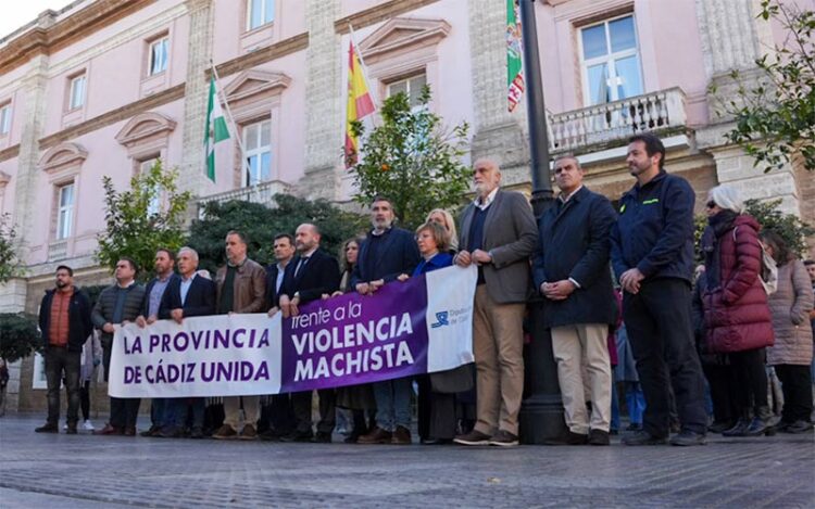Concentrados a las puertas del Palacio Provincial / FOTO: Diputación