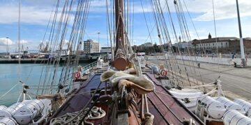 A bordo de Elcano en su última despedida / FOTO: Eulogio García