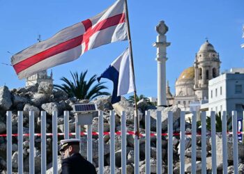 Restos de hormigón tras la valla de seguridad del muelle / FOTO: Eulogio García