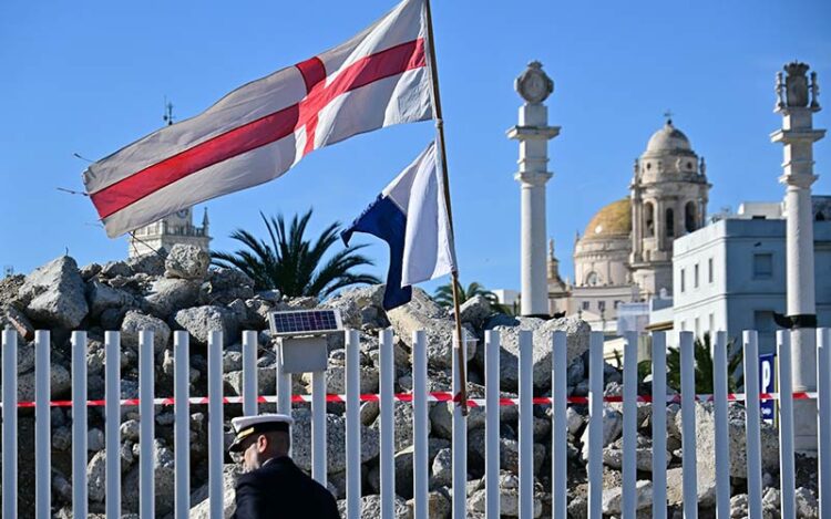 Restos de hormigón tras la valla de seguridad del muelle / FOTO: Eulogio García