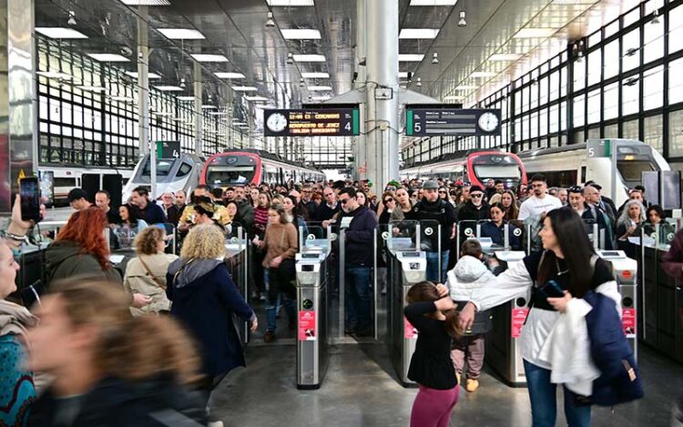 Estación de trenes de Cádiz en Carnaval / FOTO: Eulogio García