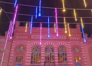 Vista nocturna de la fachada del Falla / FOTO: DBC