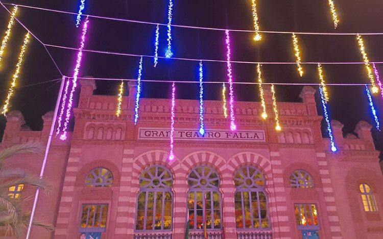 Vista nocturna de la fachada del Falla / FOTO: DBC