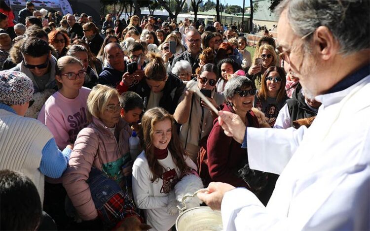 El cura bendiciendo mascotas no falta por San Antón / FOTO: Ayto.
