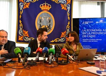 Presentando el estudio en la sede de la Zona Franca / FOTO: Eulogio García