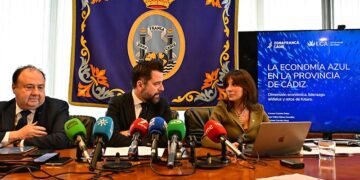 Presentando el estudio en la sede de la Zona Franca / FOTO: Eulogio García
