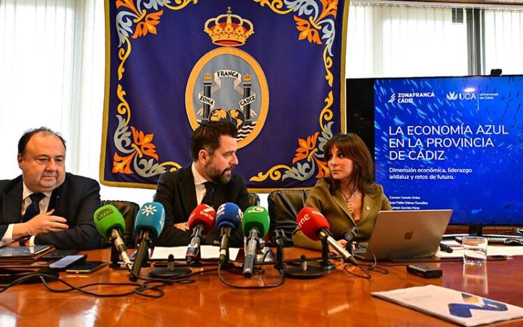 Presentando el estudio en la sede de la Zona Franca / FOTO: Eulogio García