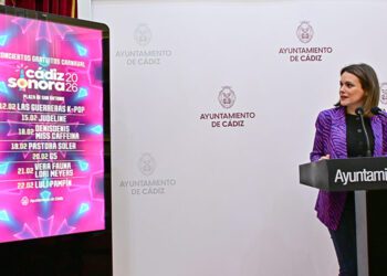 Gandullo desvelando el cartel de los conciertos / FOTO: Eulogio García